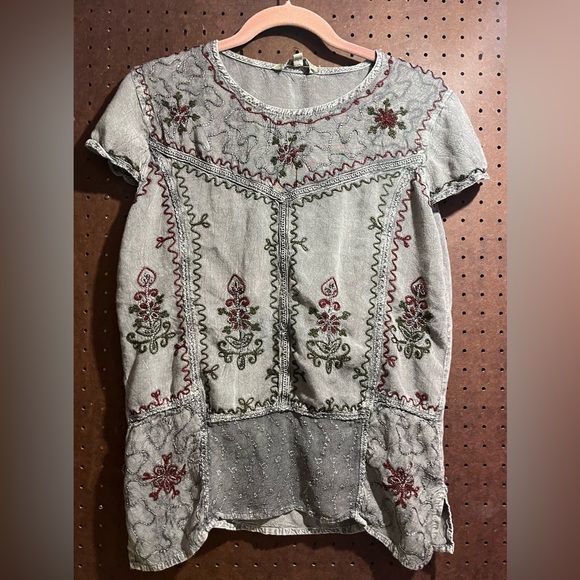 Amanda’s Collection Short Sleeved Embroidered Top - Picture 1 of 5
